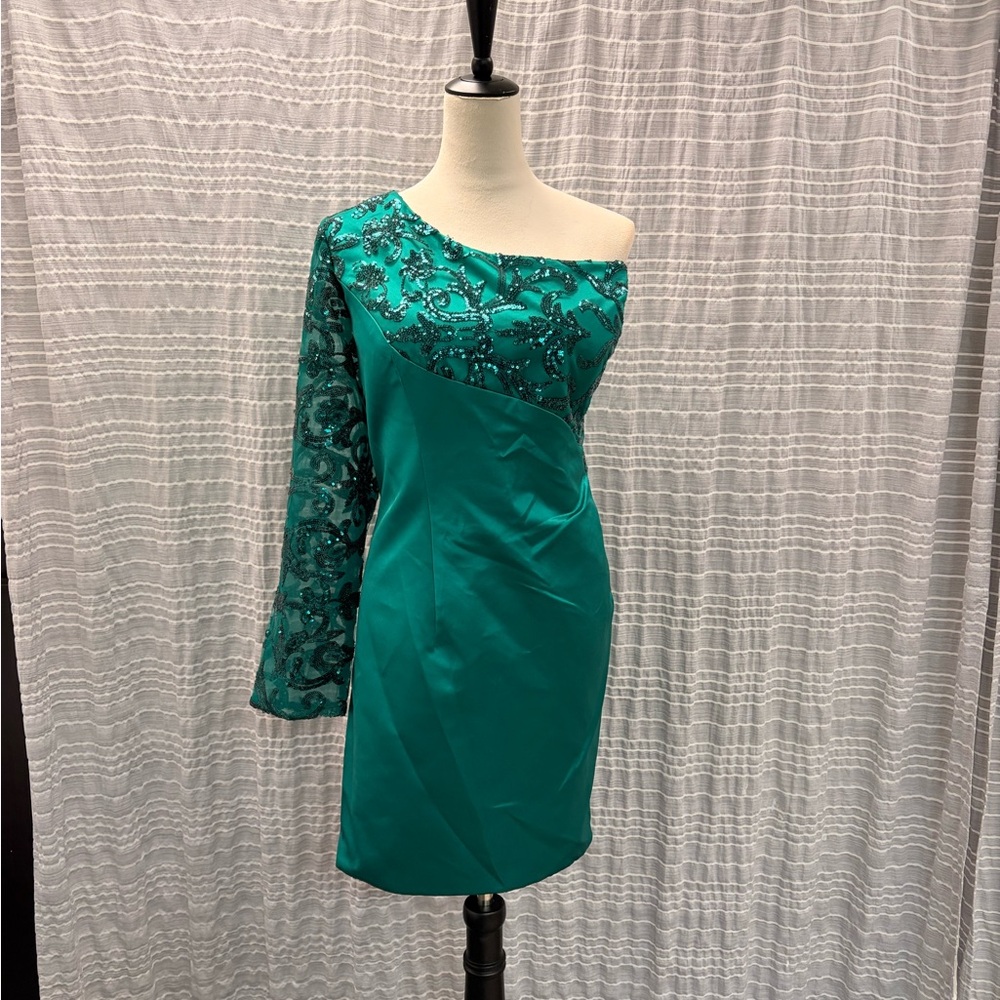 Elegant Emerald One-Shoulder/ Sleeve Dress